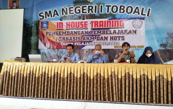 Pengarahan dari Pak Toni Kassubang Keuangan Dinas Pendidikan
