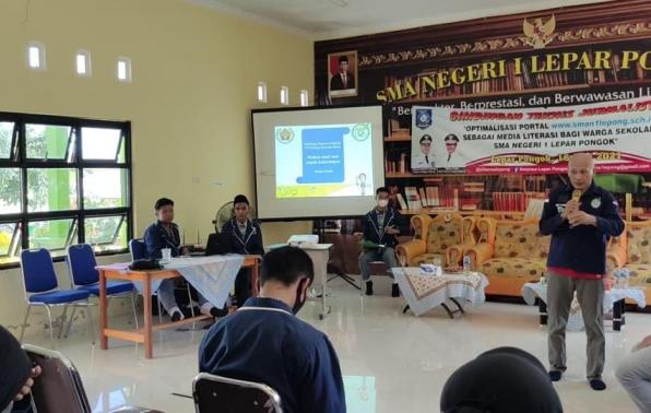 Menyampaikan Optimalisasi Portal Sebagai Media Bagi Warga Sekolah Kepala Pokja PWI Basel