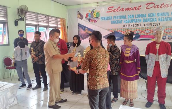 Penyerahan Piala Juara FLS2N