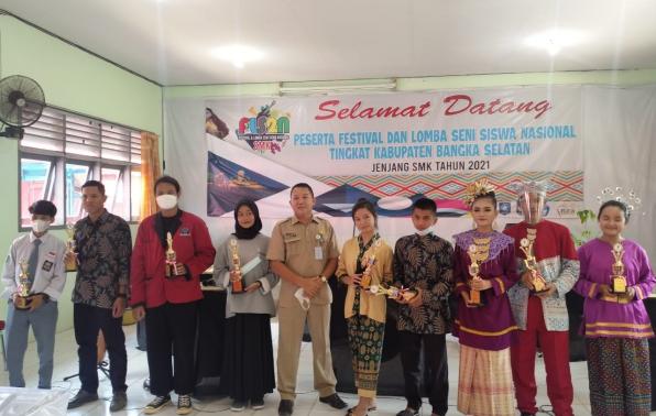 Melakukan Foto Bersama Juara FLS2N Kacabdindik Wilayah III dan Juara FLS2N