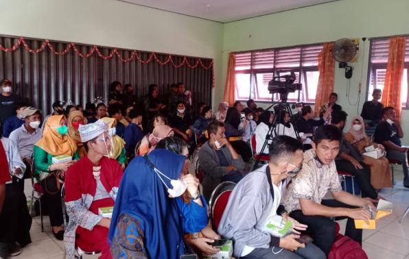 Para Juri, Pembimbing dan Peserta Menyimak Pengumuman FLS2N