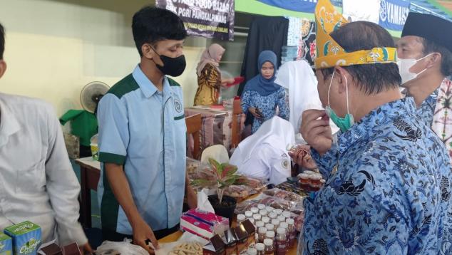 Kunjungan Kadis ke Stand pada Acara Student Gearnation 2022