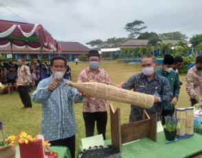Kepala Cabang Dinas Wilayah III bersama Pembina Pengawas dan Kepala Sekolah SMA Negeri 1 Simpang Rimba