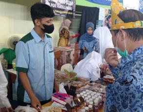 Kunjungan Kadis ke Stand pada Acara Student Gearnation 2022